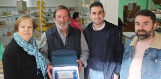 Julio Rhodes y su esposa, homenajeados en Cabanillas en vísperas de su jubilación.