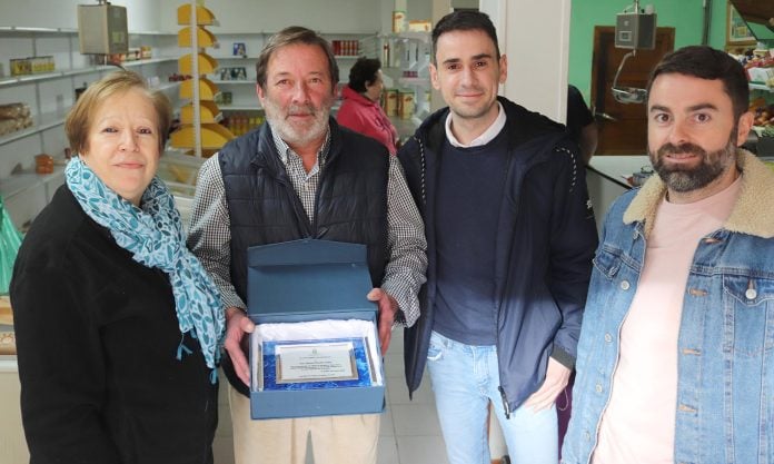 Julio Rhodes y su esposa, homenajeados en Cabanillas en vísperas de su jubilación.