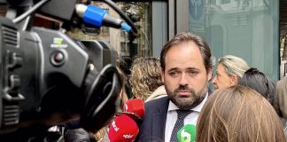 Núñez defiende a Ayuso criticando la Sanidad de Castilla-La Mancha, que «está peor» Paco Núñez ante la sede del PP en la calle Génova, el 14 de noviembre de 2022; al fondo, Ana Guarinos. (Foto: EP)
