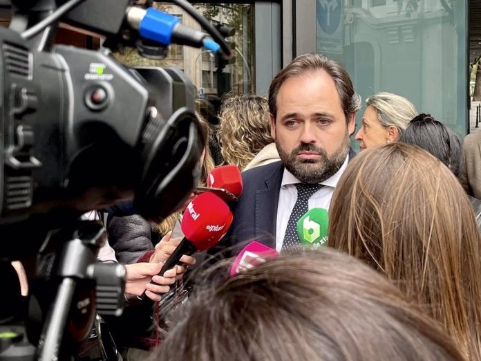 Paco Núñez ante la sede del PP en la calle Génova, el 14 de noviembre de 2022; al fondo, Ana Guarinos. (Foto: EP)