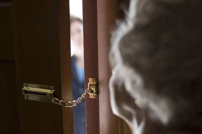 La Guardia Civil insta a los ancianos a que extremen la prudencia antes de abrir las puertas de su casa.