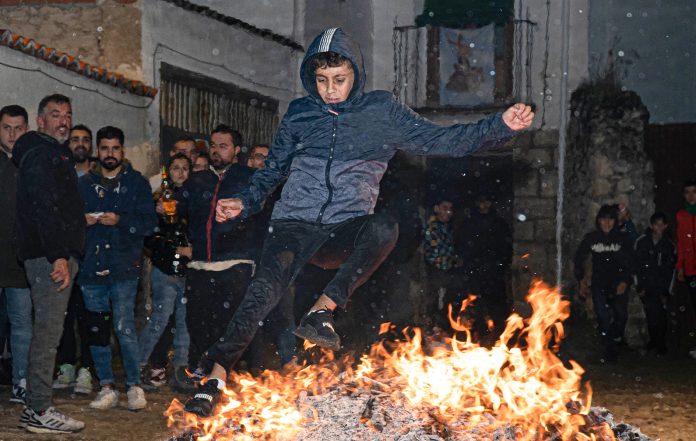 Los más jóvenes también saltaron las hogueras de la Purísima este 2022 en Horche.