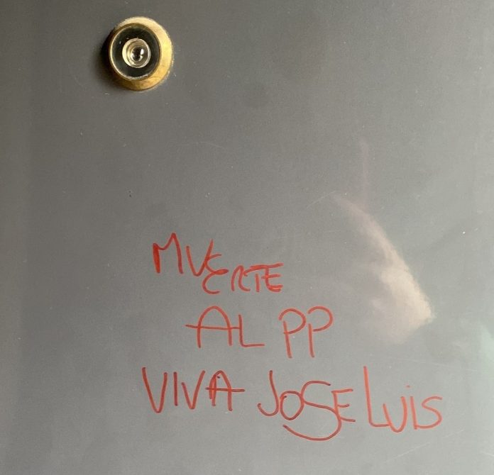 Pintada en la puerta del concejal del PP de Mondéjar. La mirilla ayuda a calcular las proporciones exactas.