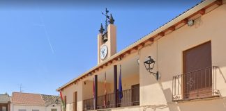 Imagen del Ayuntamiento de Membrillera en mayo de 2022; en uno de los balcones ya ondeaba la bandera ahora reconocida oficialmente. (Foto: Google Maps)