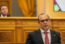 Bellido, en las Cortes de Castilla-La Mancha; detrás, Emiliano García-Page.