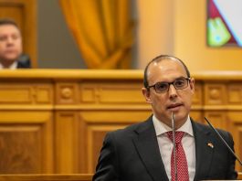 Bellido, en las Cortes de Castilla-La Mancha; detrás, Emiliano García-Page.