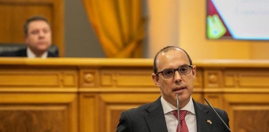 Bellido, en las Cortes de Castilla-La Mancha; detrás, Emiliano García-Page.