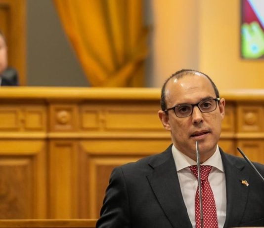 Bellido, en las Cortes de Castilla-La Mancha; detrás, Emiliano García-Page.