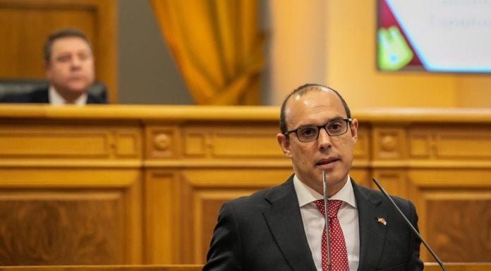 El diagnóstico de Pablo Bellido sobre el nuevo Estatuto: «Está en muerte clínica» Bellido, en las Cortes de Castilla-La Mancha; detrás, Emiliano García-Page.