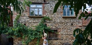 Mujer en Birgi, un pequeño pueblo de Turquía con encantos reconocidos para el viajero.