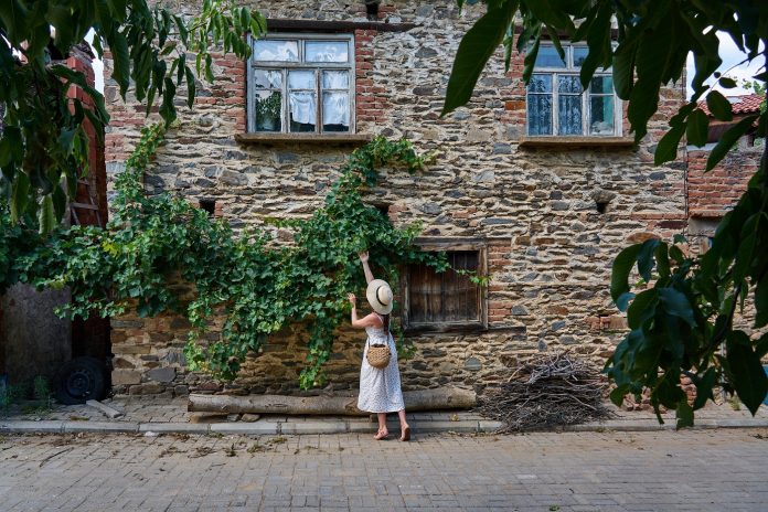 Mujer en Birgi, un pequeño pueblo de Turquía con encantos reconocidos para el viajero.