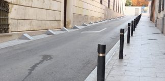 Bolardos y cuñas de piedra en vez de acera en el lateral del Liceo Caracense. (Foto: La Crónic@)