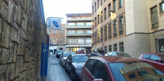 Actual zona azul en la calle de Cervantes, que, previsiblemente, quedará suprimida tras su reforma. (Foto: La Crónic@)