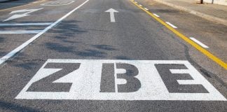 Entrada a una Zona de Bajas Emisiones (ZBE) en una localidad española.