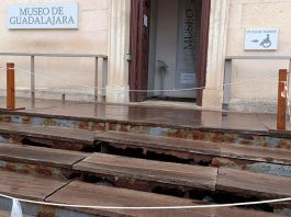 Único acceso al Palacio del Infantado, por la entrada del Museo de Guadalajara, con la escalera absolutamente corroída y sin arreglar. (foto: La Crónic@)