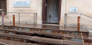 Único acceso al Palacio del Infantado, por la entrada del Museo de Guadalajara, con la escalera absolutamente corroída y sin arreglar. (foto: La Crónic@)