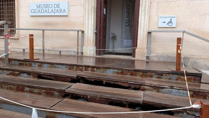 Único acceso al Palacio del Infantado, por la entrada del Museo de Guadalajara, con la escalera absolutamente corroída y sin arreglar. (foto: La Crónic@)