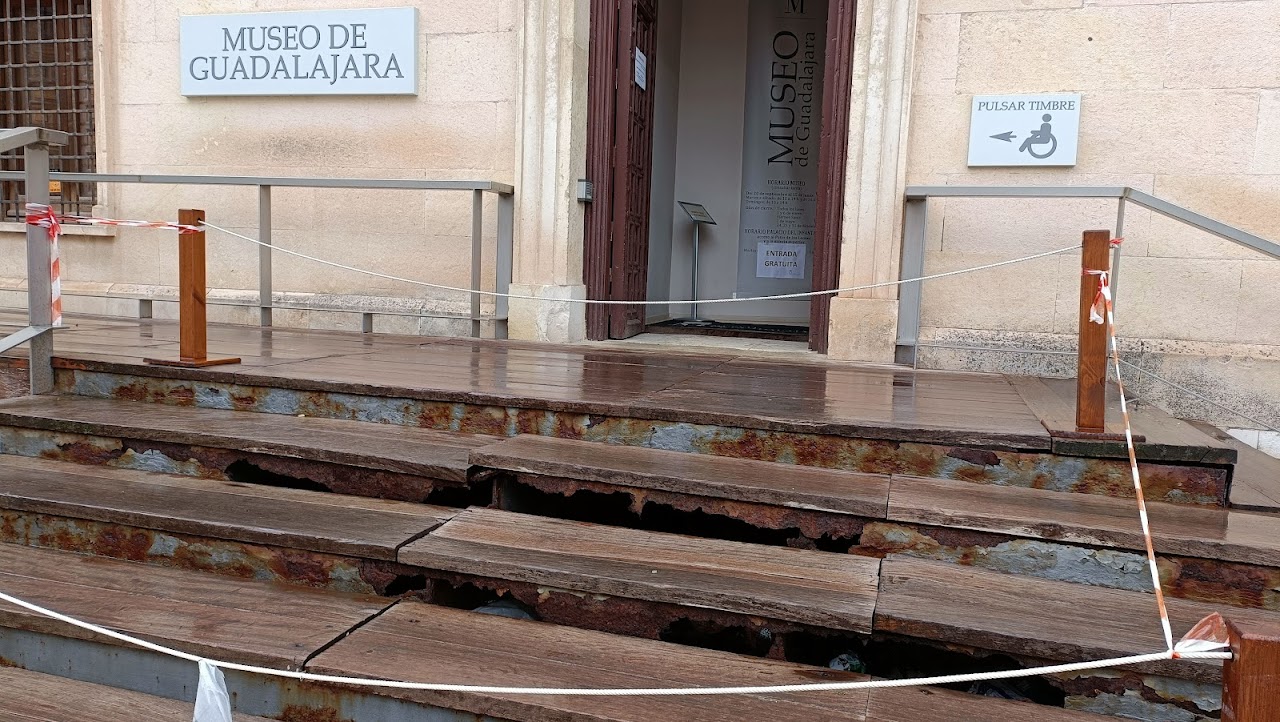 Único acceso al Palacio del Infantado, por la entrada del Museo de Guadalajara, con la escalera absolutamente corroída y sin arreglar. (foto: La Crónic@)