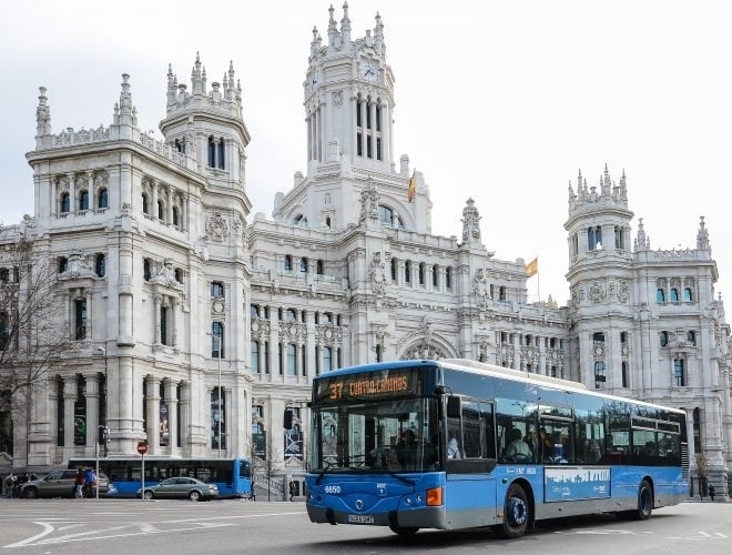 Autobús de la EMT frente al palacio de Cibeles, sede del Ayuntamiento de Madrid.