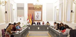 Asistentes a la reunión constitutiva del Consejo Sectorial de Diversidad que velará por la igualdad de trato y la no discriminación de Guadalajara, en el Ayuntamiento, el 28 de diciembre de 2022.
