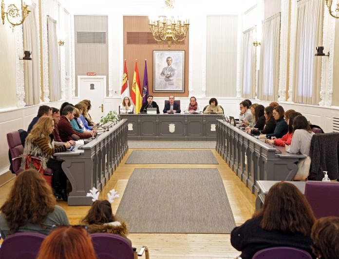 Asistentes a la reunión constitutiva del Consejo Sectorial de Diversidad que velará por la igualdad de trato y la no discriminación de Guadalajara, en el Ayuntamiento, el 28 de diciembre de 2022.