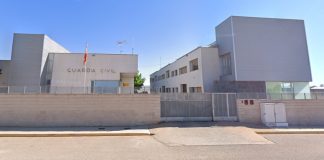 Una guardia civil mata a sus dos hijas y luego se suicida Exterior del cuartel de la Guardia Civil de Quintanar del Rey. (Foto: Google Maps)