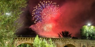 Fuegos artificiales sobre el río Henares, en Guadalajara. (Foto: Nacho Abascal)