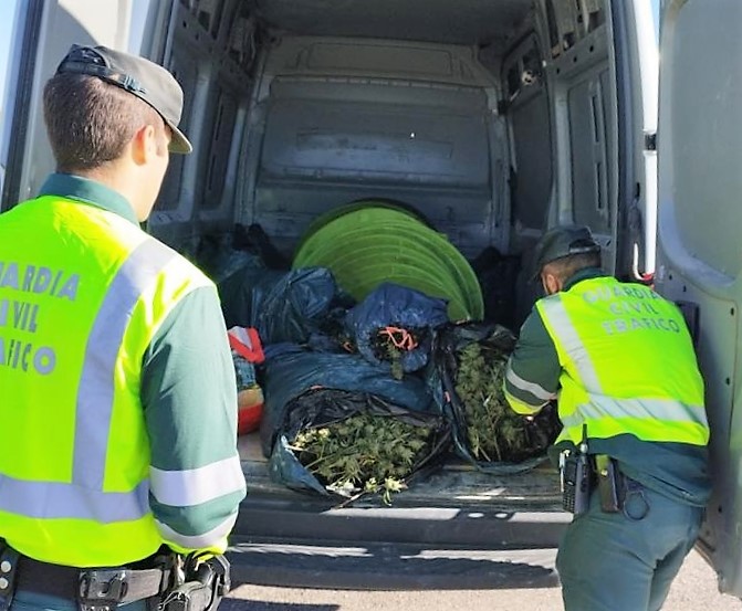 Sucesos.- Detenido un varón que conducía sin carné y con 50 kilos de marihuana y 4 de hachís por Guadalajara Interior de la furgoneta con parte de la marihuana intervenida el 26 de diciembre de 2022 en la A-2.