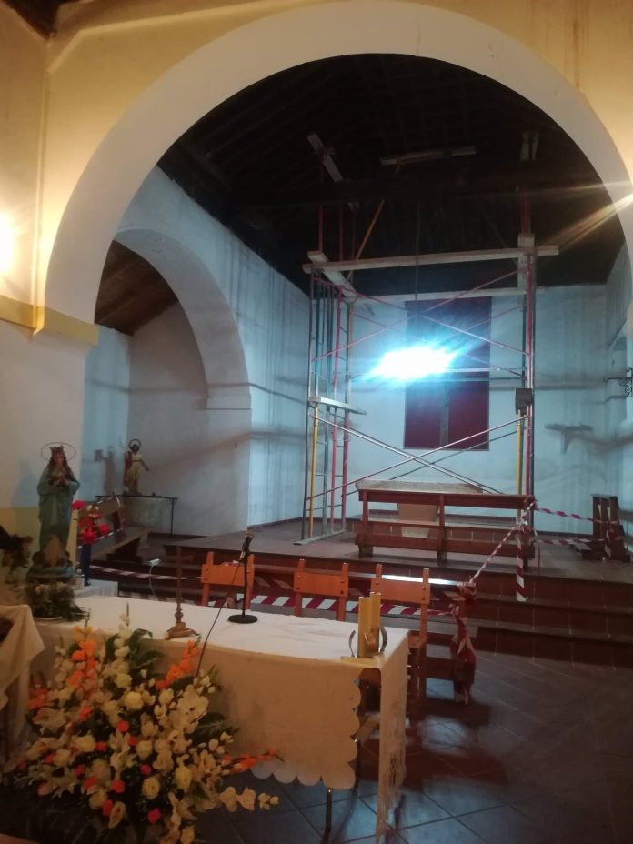 Interior de la pequeña iglesia de Majaelrayo, con su andamio permanente.