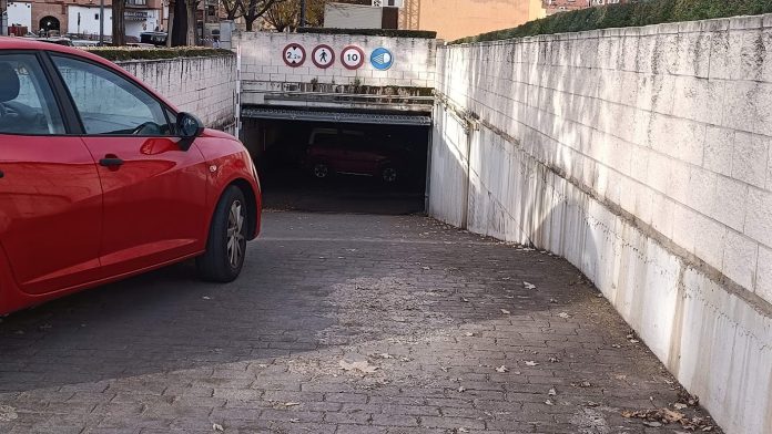 Entrada al parking de Ferial, donde la venta de plazas por 75 años no remonta. (Foto: La Crónic@)