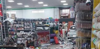 El pequeño utilitario llegó hasta el final de uno de los pasillos de la tienda, sin causar daños personales. (Foto: Facebook, sin firma)