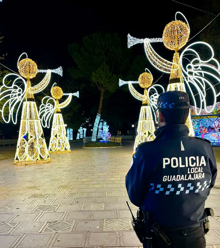 Un Policía Local de servicio en Navilandia 2022. (Foto: Policía Local de Guadalajara)