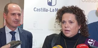 La directora general de Formación Profesional para el Empleo, Marta Roldán; a su lado, el alcalde de Guadalajara.