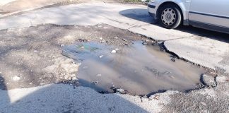 Este magnífico bache es un ejemplo de lo que se puede encontrar quien se adentre en la Antigua Carretera de Marchamalo. (Foto: La Crónic@)