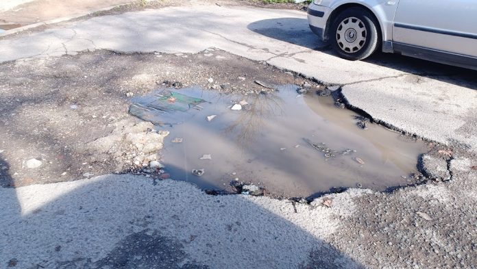 Este magnífico bache es un ejemplo de lo que se puede encontrar quien se adentre en la Antigua Carretera de Marchamalo. (Foto: La Crónic@)