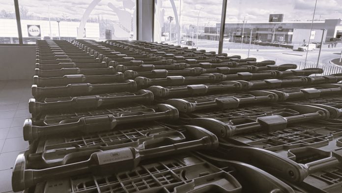 Carros de Mercadona frente a otras dos grandes superficies en Guadalajara, en enero de 2023. (Foto: La Crónic@)