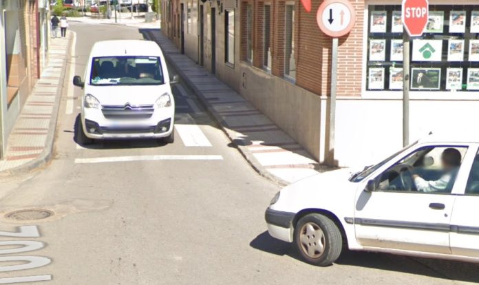 esttrechamiento-marchamalo En este céntrico punto de Marchamalo, hay doble sentido... aunque sólo hay espacio para uno, con los inevitables inconvenientes que ahora se quieren subsanar. (Foto: Google Maps)