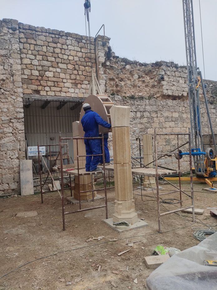 Obras en el interior del castillo de Jadraque, para la recuperación del claustro, en enero de 2023.