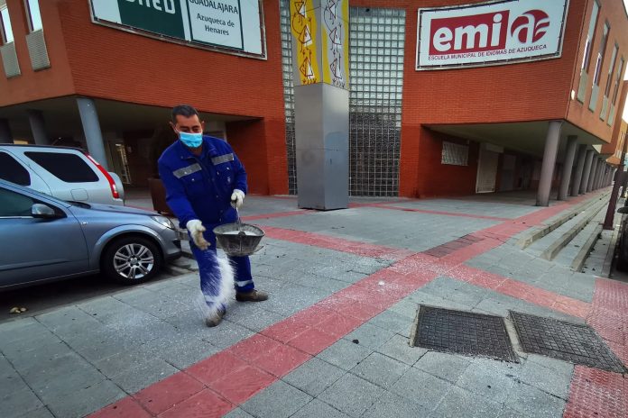 Operario del Ayuntamiento de Azuqueca de Henares esparciendo sal en una calle el 16 de enero de 2023.