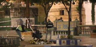 Efectivos sanitarios y policiales alrededor del cadáver del sacristán asesinado en un ataque a diferentes iglesias, el 25 de enero de 2023 en Algeciras. (Foto: Nono Rico / EP)
