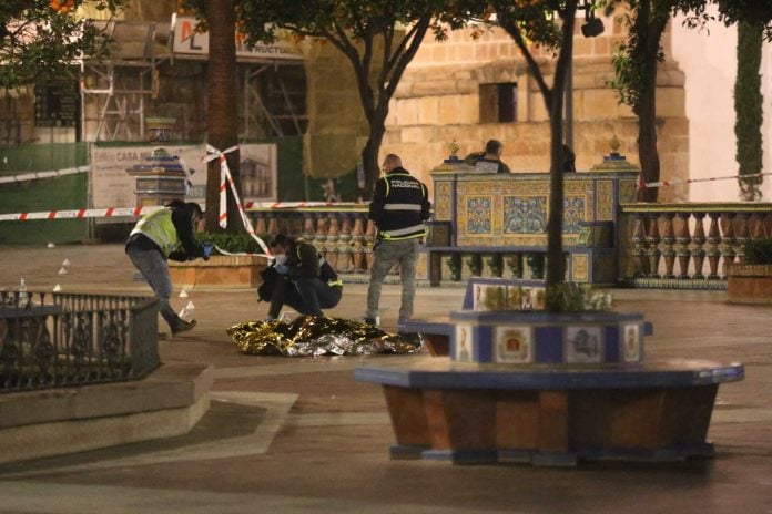 Efectivos sanitarios y policiales alrededor del cadáver del sacristán asesinado en un ataque a diferentes iglesias, el 25 de enero de 2023 en Algeciras. (Foto: Nono Rico / EP)