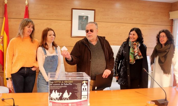 ganadora-gran-cesta-navidad-2023-3 Para adjudicar la Gran Cesta de Navidad de Cabanillas del Campo se ha procedido este lunes al correspondiente sorteo.