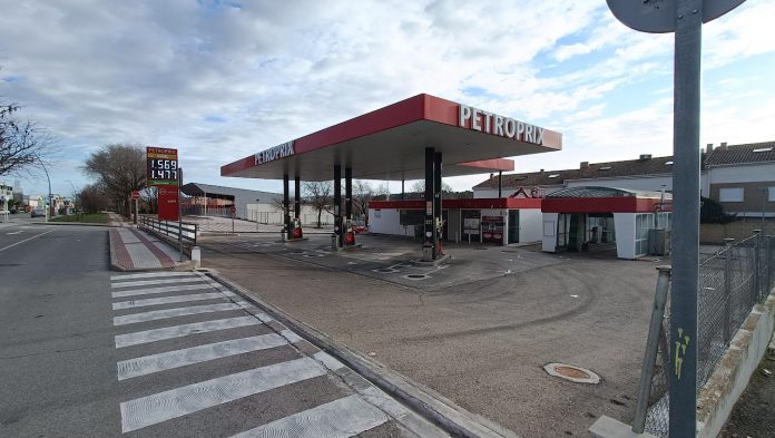 Una gasolinera de Guadalajara, sin usuarios, en la mañana del 1 de enero de 2023. (Foto: La Crónic@)