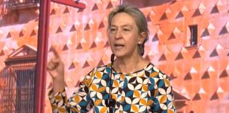 Ana Guarinos, según ha comparecido este domingo en Madrid, ante Feijóo, como candidata a la Alcaldía de Guadalajara.