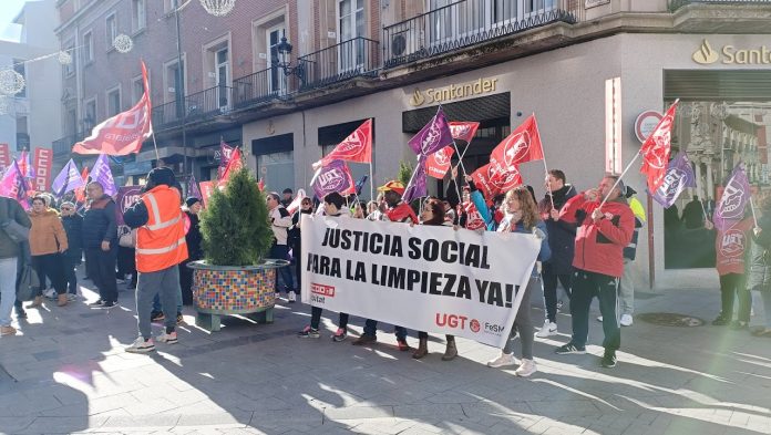 Concentración de trabajadores de Limpieza en Guadalajara, el 10 de enero de 2023. (Foto: La Crónic@)