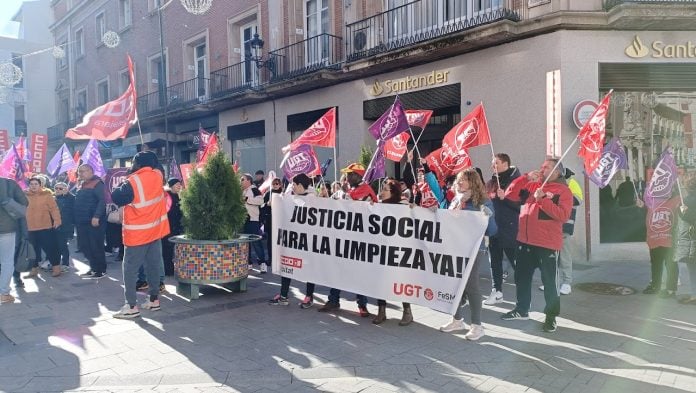 limpieza-huelga-1 Concentración de trabajadores de Limpieza en Guadalajara, el 10 de enero de 2023. (Foto: La Crónic@)