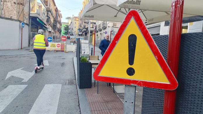A partir de ahora, la calle Miguel Fluiters estará cortada al tráfico en toda su extensión en , al menos, dos meses. (Foto: La Crónic@)