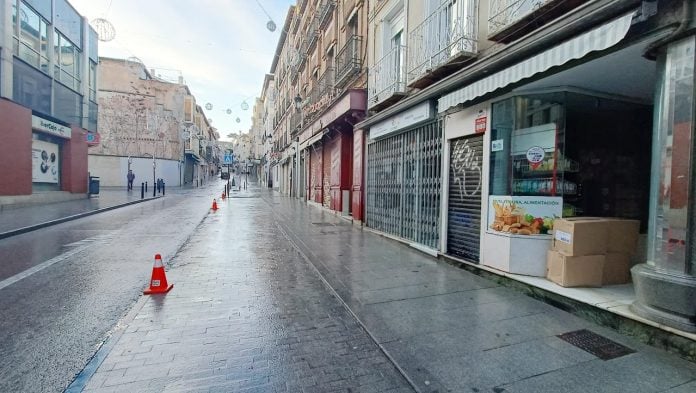 En esta imagen se aprecian bien las plazas de aparcamiento que se suprimirán en la céntrica y comercial calle de Miguel Fluiters. (Foto: La Crónic@)