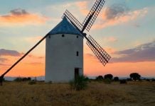 El sorprendente molino manchego de Viñuelas, recortado contra el cielo de la Campiña de Guadalajara. (Foto: Ayuntamiento de Viñuelas)