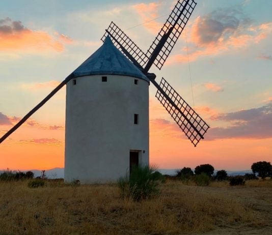 El sorprendente molino manchego de Viñuelas, recortado contra el cielo de la Campiña de Guadalajara. (Foto: Ayuntamiento de Viñuelas)